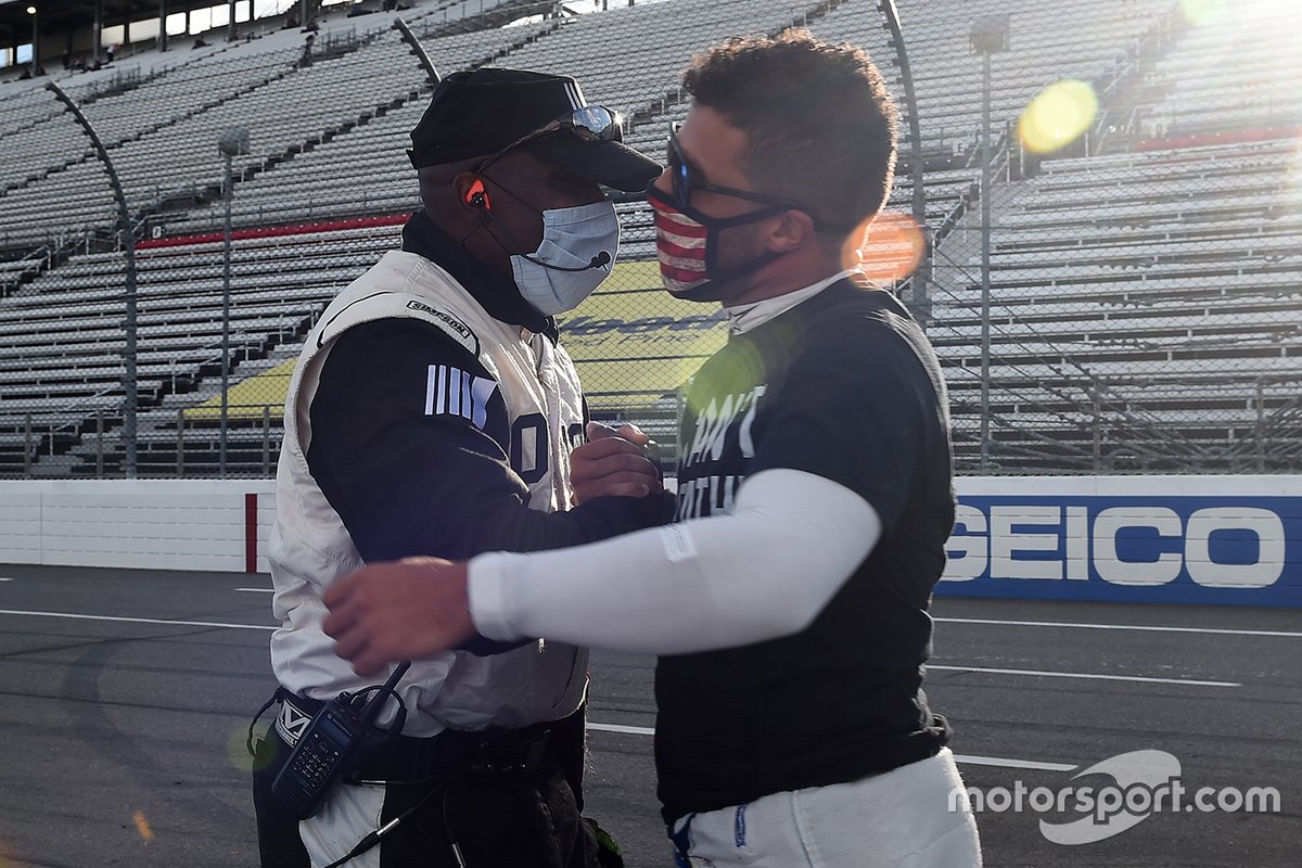 Darrell Wallace Jr., Richard Petty Motorsports, Chevrolet Camaro et un officiel de Nascar