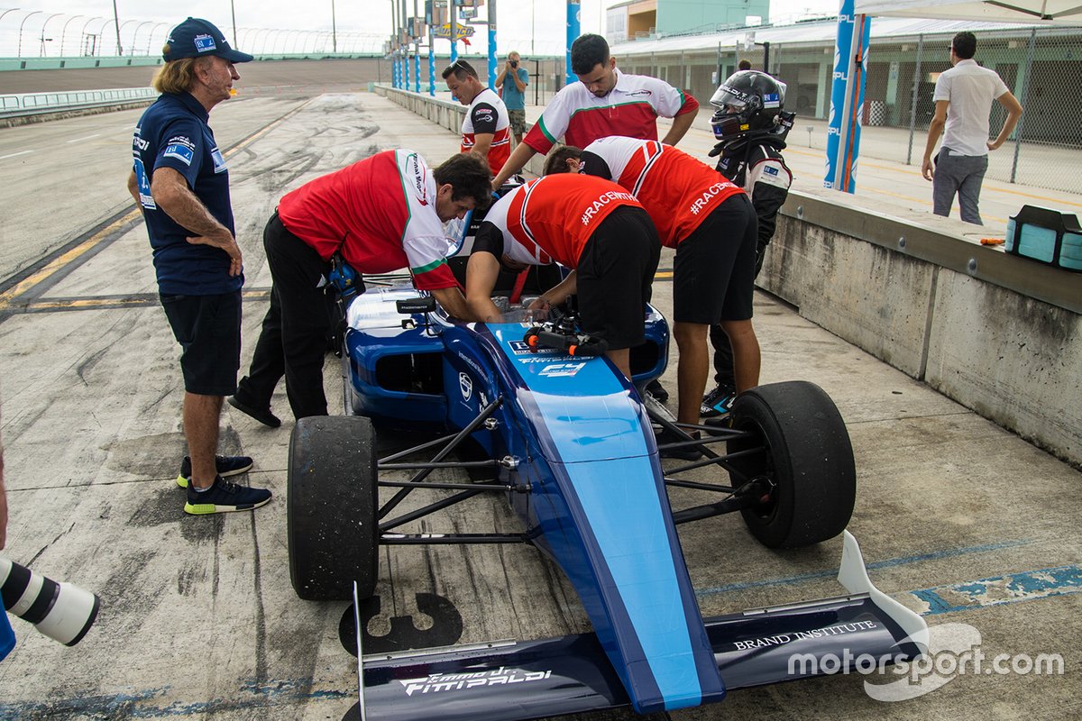 Emerson Fittipaldi Jr. teste une voiture de Formule 4