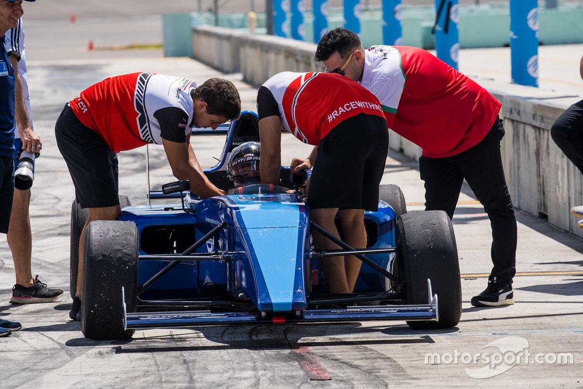 Emerson Fittipaldi Jr. teste une voiture de Formule 4
