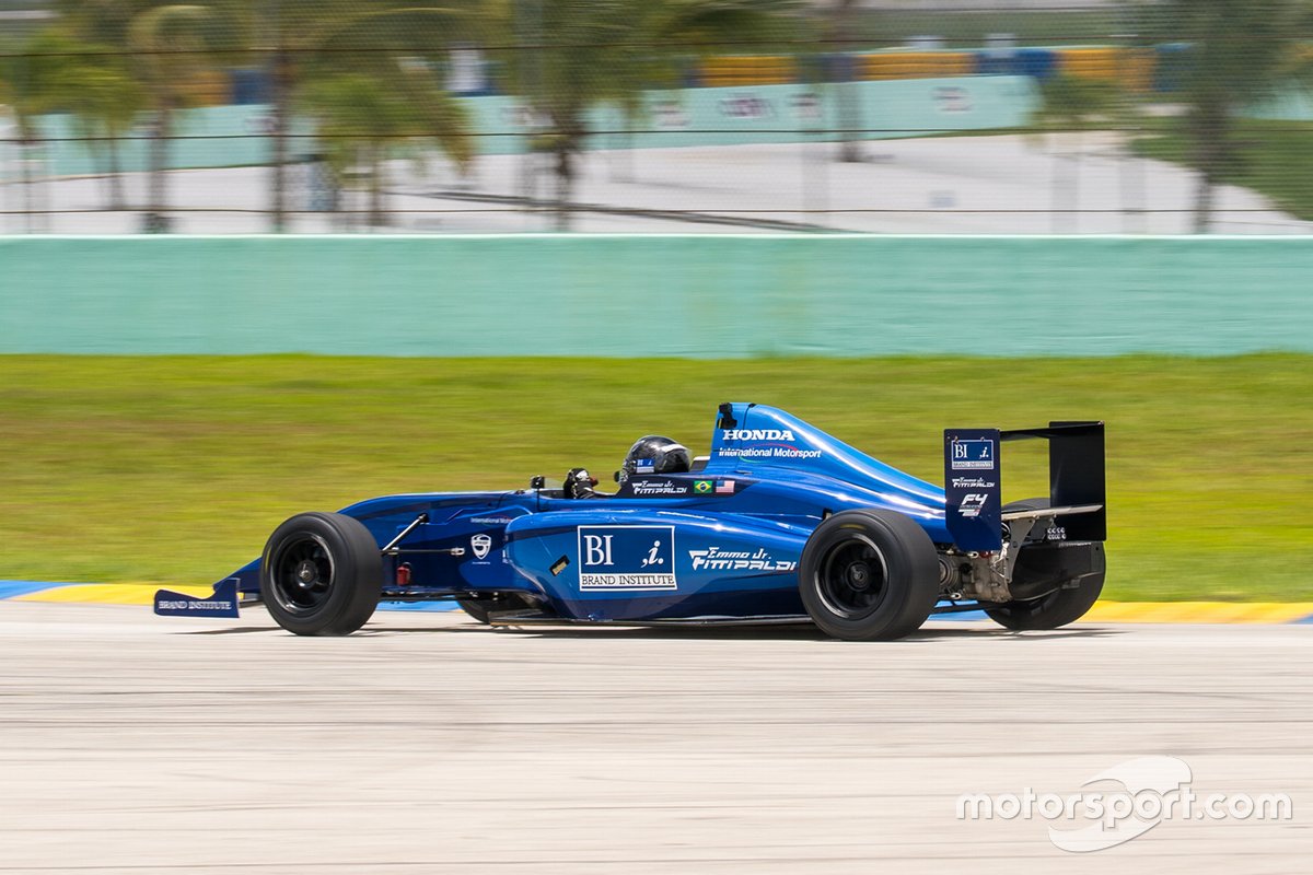 Emerson Fittipaldi Jr. teste une voiture de Formule 4