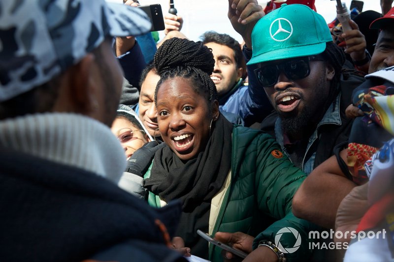 Lewis Hamilton et Mercedes AMG F1 signent des autographes pour les fans