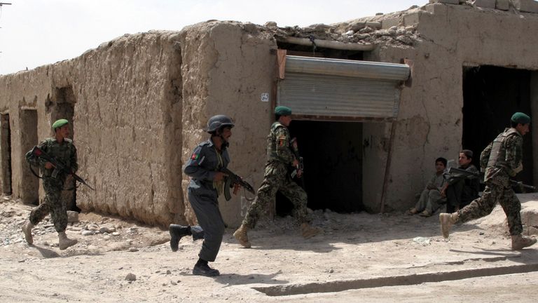 DOSSIER PIC: Des policiers afghans maintiennent la sécurité lors d'une visite dans le district de Sangin par le gouverneur de Helmand