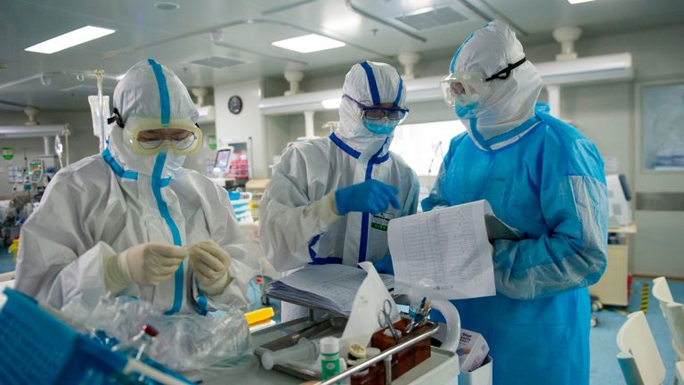 Cette photo prise le 22 février 2020 montre le personnel médical vérifiant les notes dans une unité de soins intensifs traitant des patients atteints de coronavirus COVID-19 dans un hôpital de Wuhan, dans la province centrale du Hubei en Chine. - Le 26 février, la Chine a signalé 52 nouveaux décès dus à des coronavirus, le chiffre le plus bas en plus de trois semaines, portant le nombre de morts à 2 715. (Photo par STR / AFP) / China OUT (Photo par STR / AFP via Getty Images)