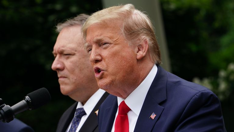 Le président américain Donald Trump, avec le secrétaire d'État américain Mike Pompeo, tient une conférence de presse sur la Chine le 29 mai 2020, au Rose Garden de la Maison Blanche à Washington, DC. - Trump a tenu la conférence de presse au milieu de la montée des tensions entre les deux puissances, notamment sur le statut de Hong Kong et la nouvelle pandémie de coronavirus. (Photo par MANDEL NGAN / AFP) (Photo par MANDEL NGAN / AFP via Getty Images)