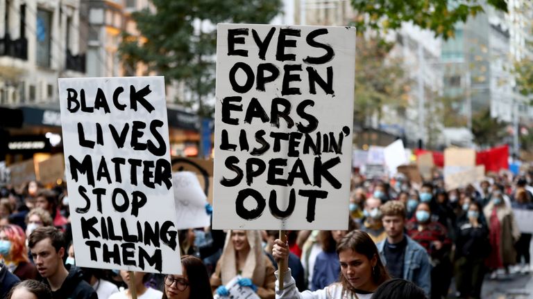 AUCKLAND, NOUVELLE-ZÉLANDE - 01 juin: les manifestants marchent sur Queen Street le 01 juin 2020 à Auckland, Nouvelle-Zélande. Le rassemblement a été organisé en solidarité avec les manifestations à travers les États-Unis après le meurtre d'un homme noir non armé George Floyd aux mains d'un officier de police à Minneapolis, Minnesota. (Photo par Hannah Peters / Getty Images)