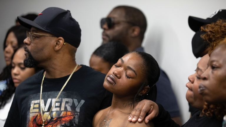 ATLANTA, GA - 15 juin: Un des membres de la famille de Rayshard Brooks ferme les yeux lors d'une conférence de presse sur le meurtre de Brooks le 15 juin 2020 à Atlanta, en Géorgie.Règlé sur un homicide, Rayshard Brooks est décédé alors qu'il fuyait deux policiers blancs à l'extérieur d'un Atlanta Le restaurant Wendy's le 12 juin. (Photo de Dustin Chambers / Getty Images)