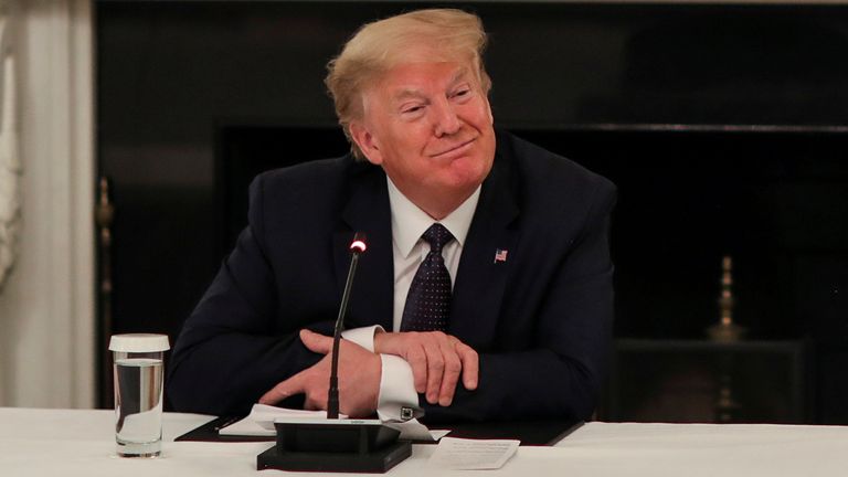 Le président américain Donald Trump s'entretient avec des dirigeants de restaurants et des chefs de file de l'industrie lors d'une réunion sur la pandémie de coronavirus (COVID-19) dans la salle à manger de l'État à la Maison Blanche à Washington, États-Unis, le 18 mai 2020. REUTERS / Leah Millis TPX IMAGES DU JOUR