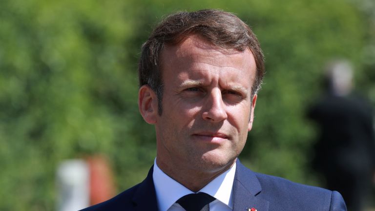 Le président français Emmanuel Macron arrive pour visiter une usine du constructeur Valeo à Etaples, près du Touquet, dans le nord de la France le 26 mai 2020 dans le cadre du lancement d'un plan de sauvetage de l'industrie automobile française.  (Photo de Ludovic MARIN / POOL / AFP) (Photo de LUDOVIC MARIN / POOL / AFP via Getty Images)