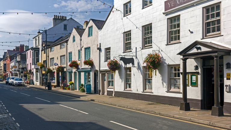 Beaumaris, Anglesey, au nord du Pays de Galles - 14 septembre 2016: vue le long de la rue principale à Beaumaris Anglesey.  Des hôtels et des magasins sont visibles le long de la route.  Il n'y a personne sur la photo.
