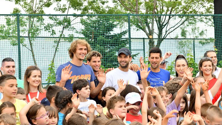 BELGRADE, SERBIE - 12 juin: (BILD ZEITUNG OUT) Alexander Zverev, Dominic Thiem, Grigor Dimitrov, Novak Djokovic, Jelena Jankovic sont vus lors de l'Adria Tour Tennis le 12 juin 2020 à Belgrade, en Serbie.  (Photo par TF-Images / Getty Images)