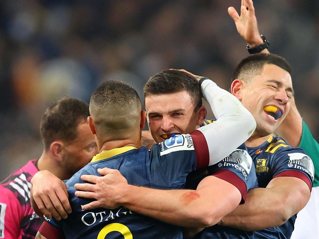 Le rugby revient en Nouvelle-Zélande avec des fans en force alors que Warren Gatland est présenté par son propre fils