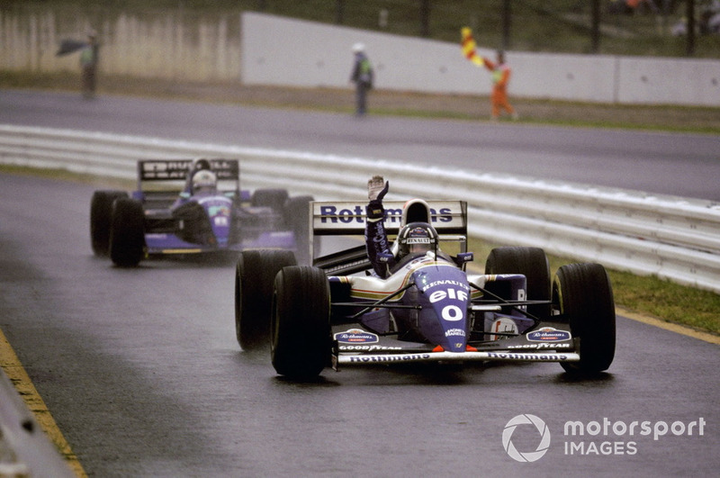 Damon Hill, Williams FW16 célèbre sa victoire