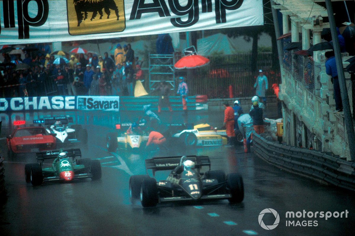 Elio de Angelis, Lotus 95T, passe Patrick Tambay, Renault RE50 et Derek Warwick, Renault RE50
