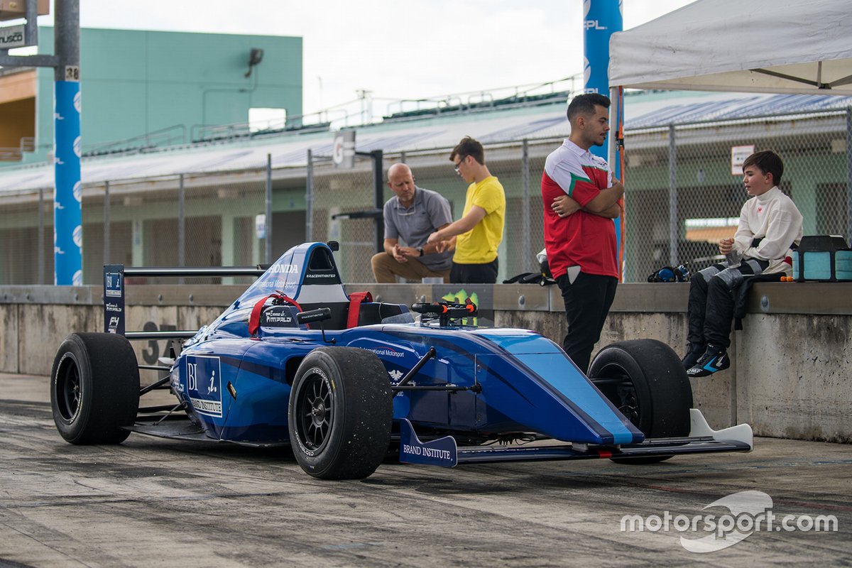 Emerson Fittipaldi Jr. teste une voiture de Formule 4