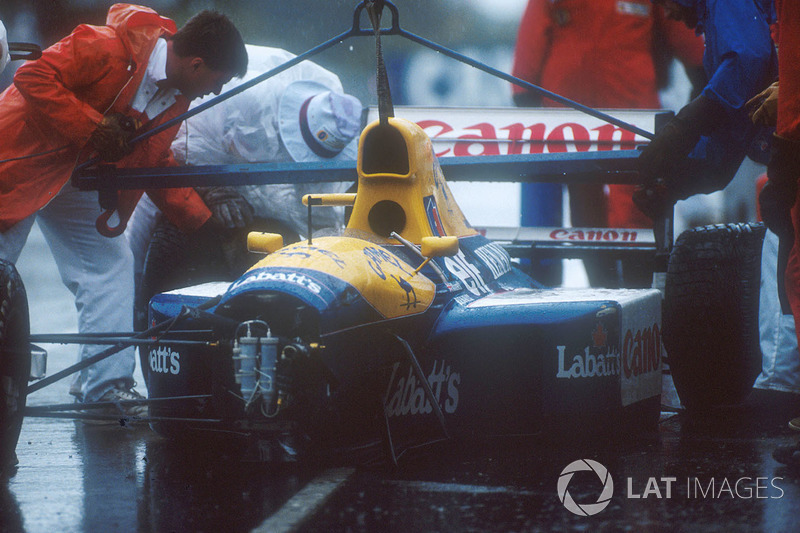 Les Marshalls retirent le châssis de Williams FW14 Renault de Nigel Mansell de la piste après son crash dans le mur, lorsqu'il a aquaplané au tour 16