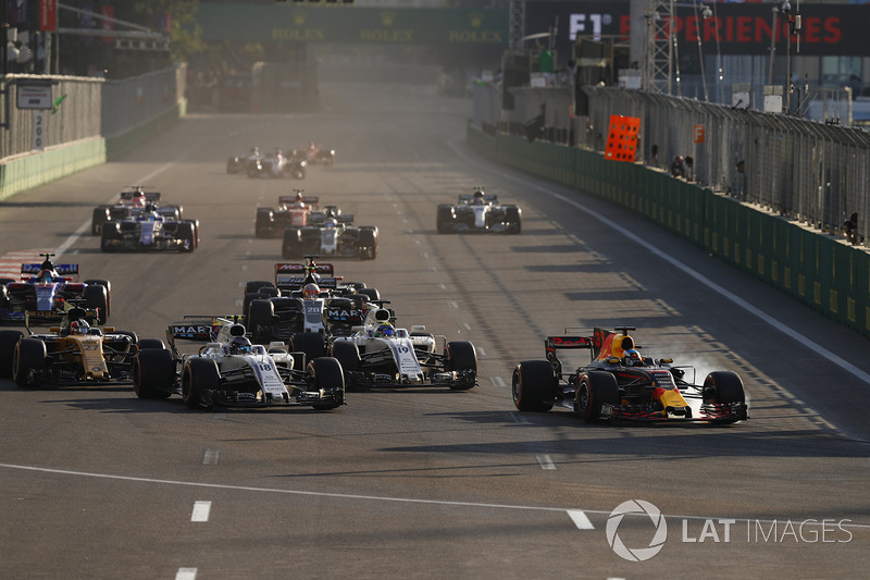 Daniel Ricciardo, Red Bull Racing RB13, Lance Stroll, Williams FW40, Felipe Massa, Williams FW40, au redémarrage