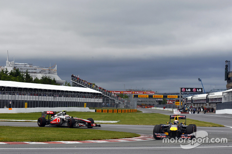 Sebastian Vettel, Red Bull Racing RB7 mène Jenson Button, McLaren MP4-26
