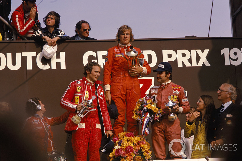 James Hunt, Hesketh, 1re position, Niki Lauda, ​​Ferrari, 2e position et Clay Regazzoni, Ferrari, 3e position, sur le podium