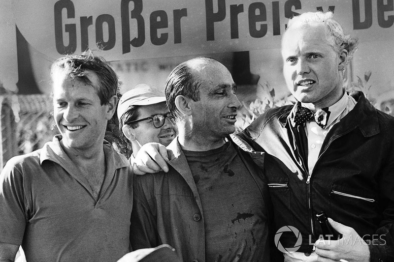 Podium: vainqueur de la course Juan Manuel Fangio, Maserati, deuxième place Mike Hawthorn, Lancia Ferrari, troisième place Peter Collins, Lancia Ferrari