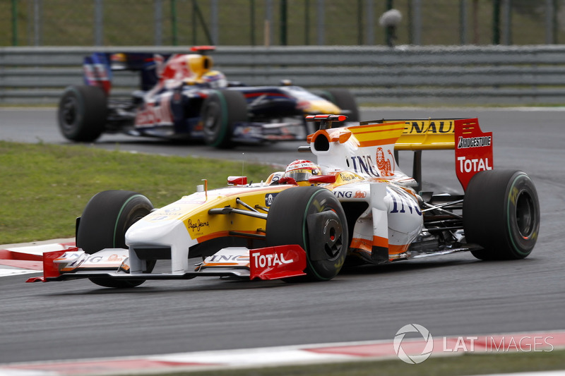 Fernando Alonso, Renault F1 Team R29 mène Mark Webber, Red Bull Racing RB5
