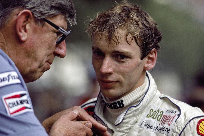 Le conducteur de Tyrrell Stefan Bellof avec le teamboss Ken Tyrrell