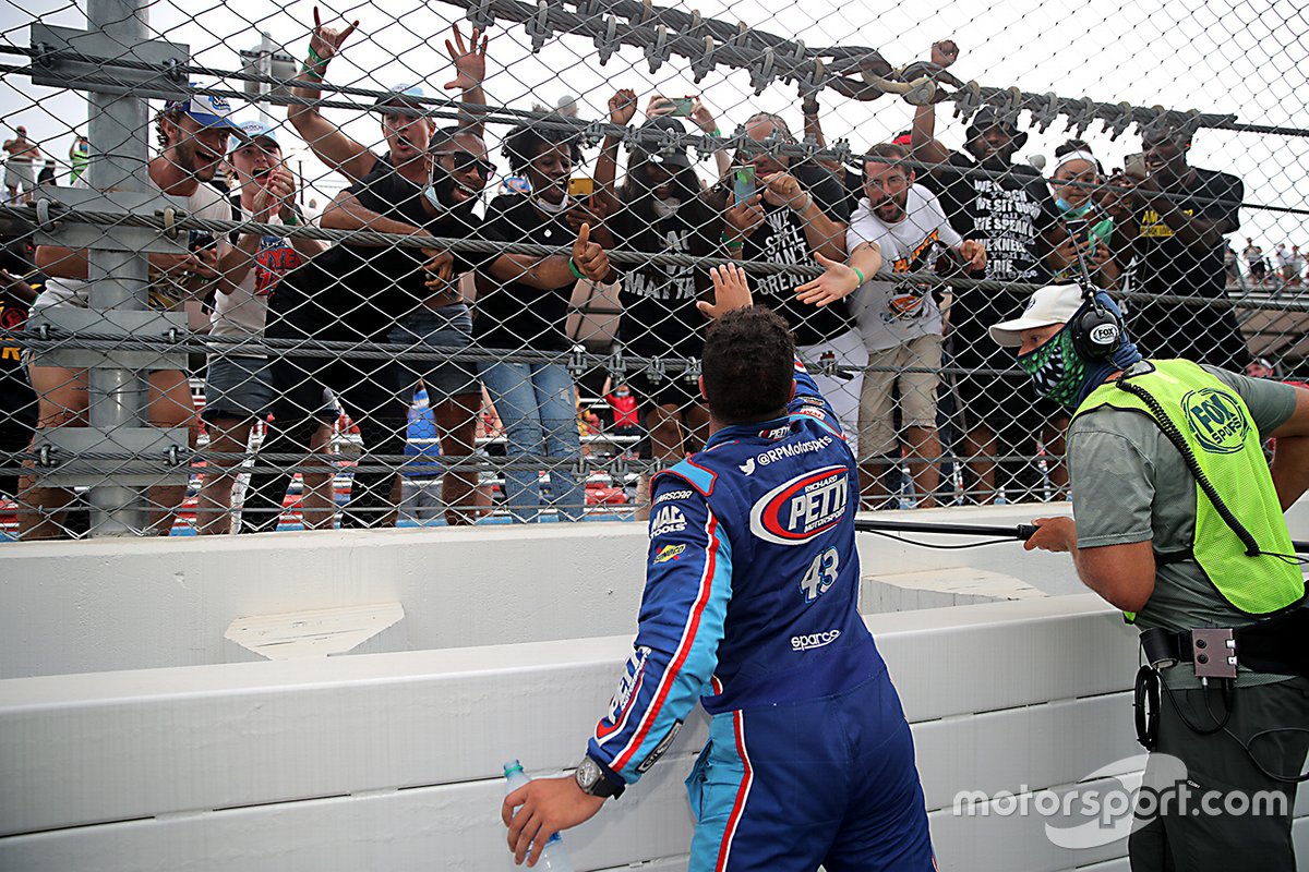 Les fans applaudissent Darrell Wallace Jr., Richard Petty Motorsports, Chevrolet Camaro