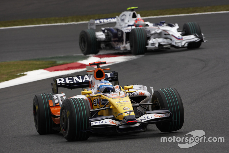 Fernando Alonso, Renault R28 mène Robert Kubica, BMW Sauber F1.08