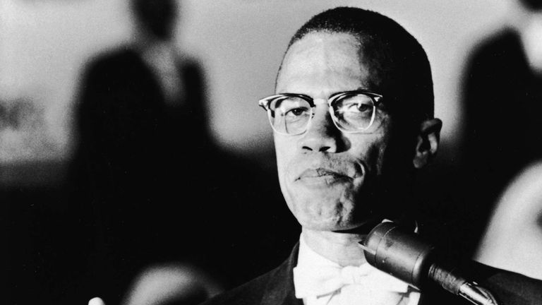 Malcolm X prend la parole lors d'un rassemblement musulman