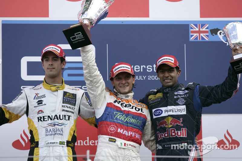 Giorgio Pantano célèbre sa victoire sur le podium avec Lucas di Grassi et Karun Chandhok
