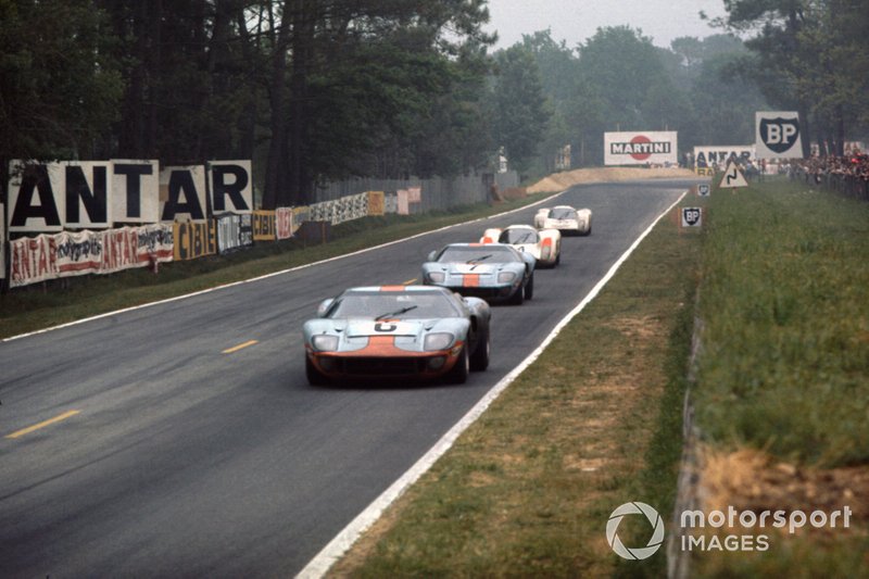 Jacky Ickx, Jackie Oliver, Ford GT40, mène David Hobbs, Mike Hailwood, Ford GT40, Hans Herrmann, Gerard Larrousse, Porsche 908 et Rudi Lins, Willi Kauhsen, Porsche 908