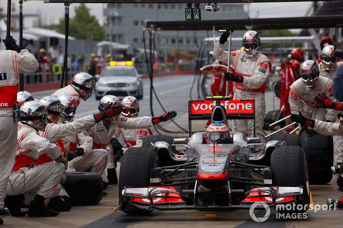 Jenson Button, McLaren MP4-26 Mercedes, quitte les stands après avoir fait un arrêt au stand pour une nouvelle aile avant