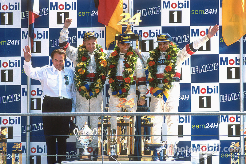 Podium: vainqueurs Tom Kristensen, Stefan Johansson, Michele Alboreto, Joest Racing TWR Porsche avec Reinhold Joest