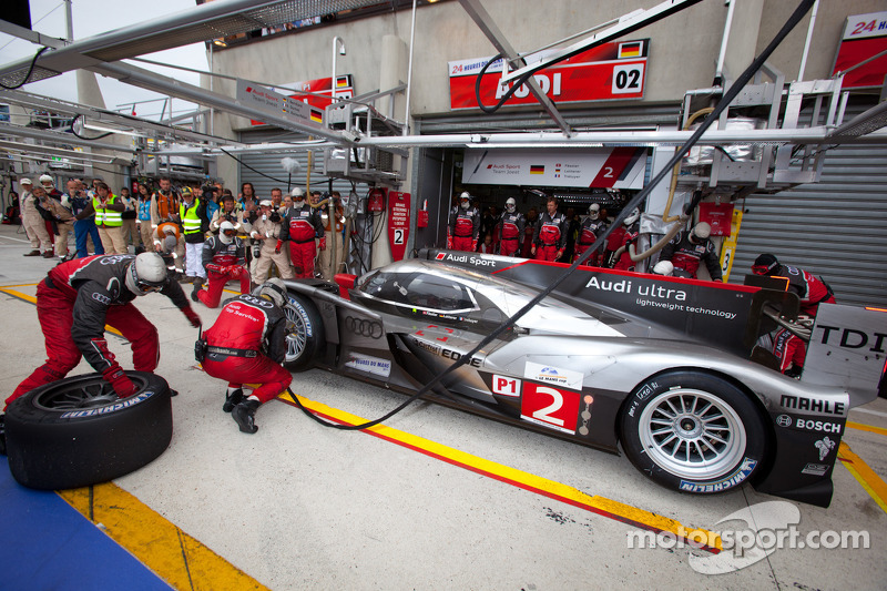Dernier arrêt au stand pour l'équipe Audi Sport # 2 Joest Audi R18 TDI: Marcel Fässler, André Lotterer, Benoit Tréluyer