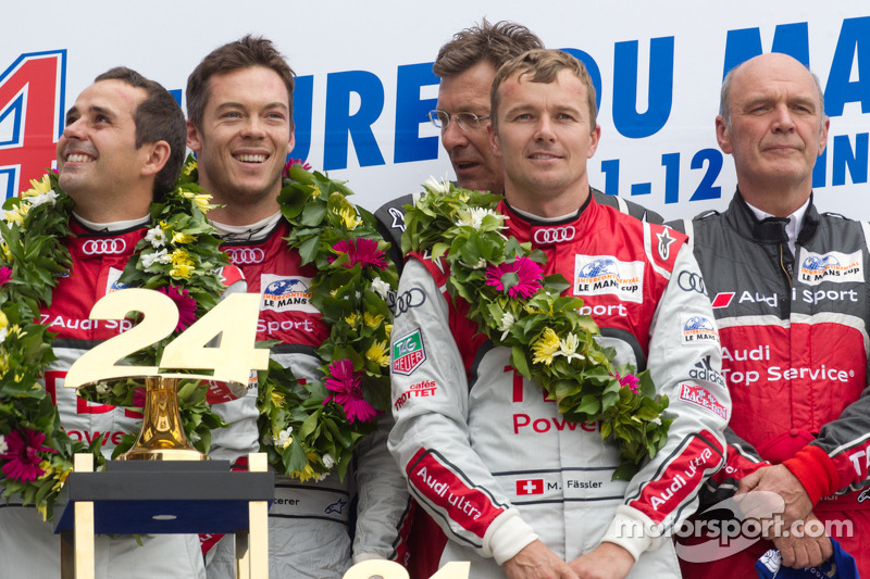 Podium LM P1: vainqueurs classe et général Marcel Fässler, André Lotterer et Benoit Tréluyer avec Dr. Wolfgang Ullrich