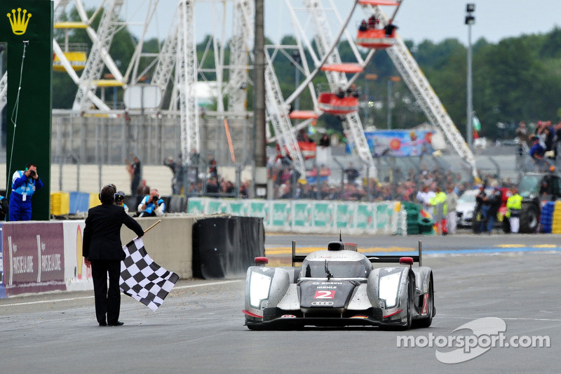 Le vainqueur de la course Andre Lotterer prend le drapeau à damier