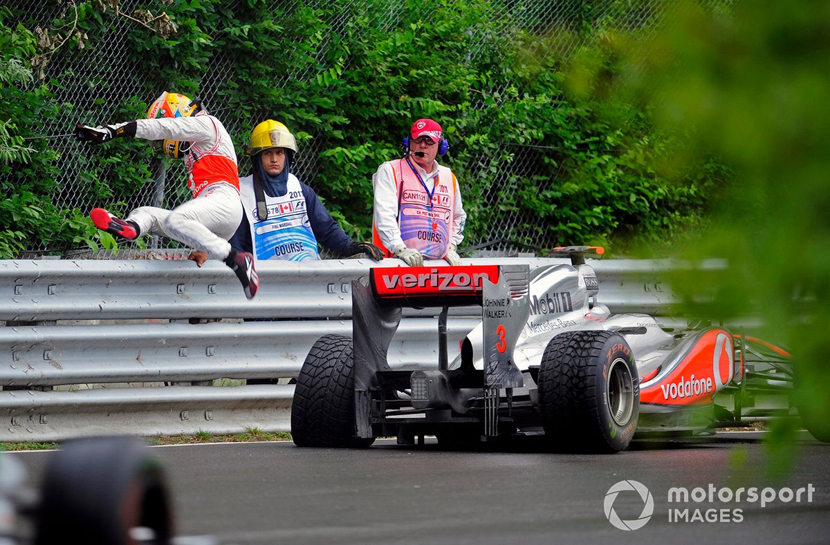 Lewis Hamilton, McLaren MP4-26 Mercedes, à la retraite, saute la barrière après avoir garé sa voiture endommagée 