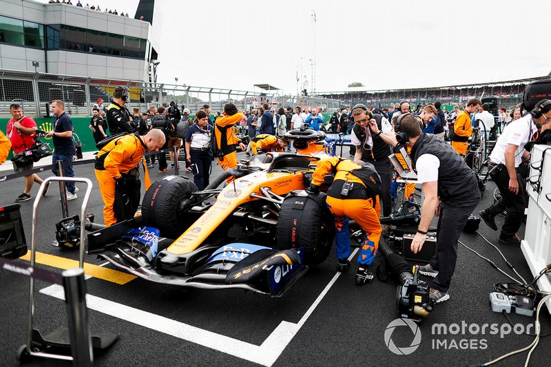 Mécanique sur la grille avec la voiture de Carlos Sainz Jr., McLaren MCL34