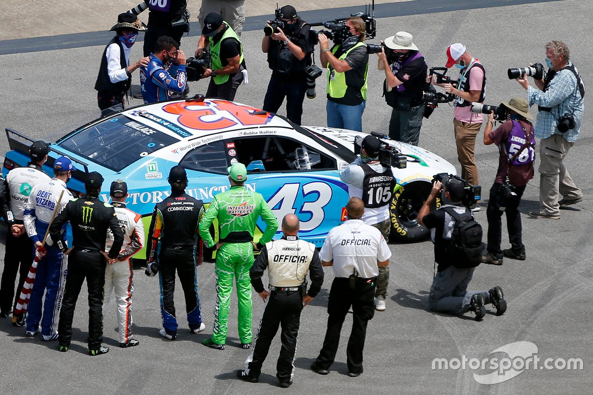 Les pilotes de Nascar sont solidaires avec Darrell Wallace Jr., Richard Petty Motorsports, Chevrolet Camaro avant la course de la Coupe Nascar