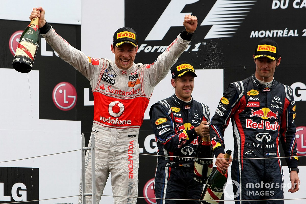 Podium: le vainqueur de la course Jenson Button, McLaren MP4-26 Mercedes, 2e position Sebastian Vettel, Red Bull Racing RB7 Renault et 3e position Mark Webber, Red Bull Racing RB7 Renault, célèbrent sur le podium