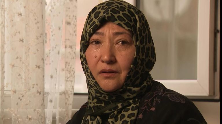 Gulbahar est une femme ouïghoure du Kazakhstan.  Elle dit qu'elle a été placée dans un camp de détention lors d'un voyage d'affaires en Chine
