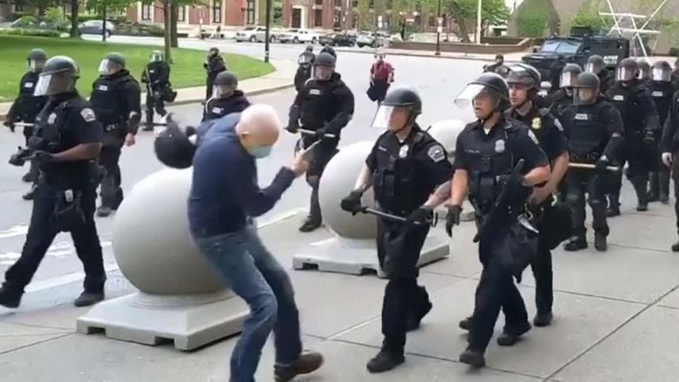 Toute une unité tactique d'un service de police américain a démissionné pour soutenir deux officiers filmés en train de pousser un manifestant de 75 ans au sol à Buffalo.