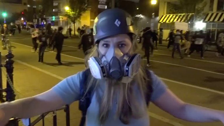Cordelia Lynch dans un masque lors des manifestations de DC