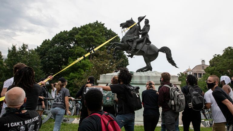 Les manifestants tentent d'abattre la statue d'Andrew Jackson