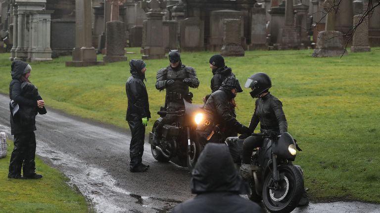 Un homme déguisé en Batman pendant le tournage au cimetière de Glasgow Necropolis pour un nouveau film pour la franchise Surperhero. Photo PA. Date de la photo: vendredi 21 février 2020. Le crédit photo doit se lire: Andrew Milligan / PA Wire

