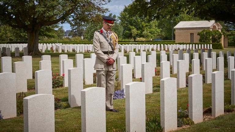 Le colonel Howard Wilkinson se tient parmi les tombes du cimetière de guerre de Bayeux 