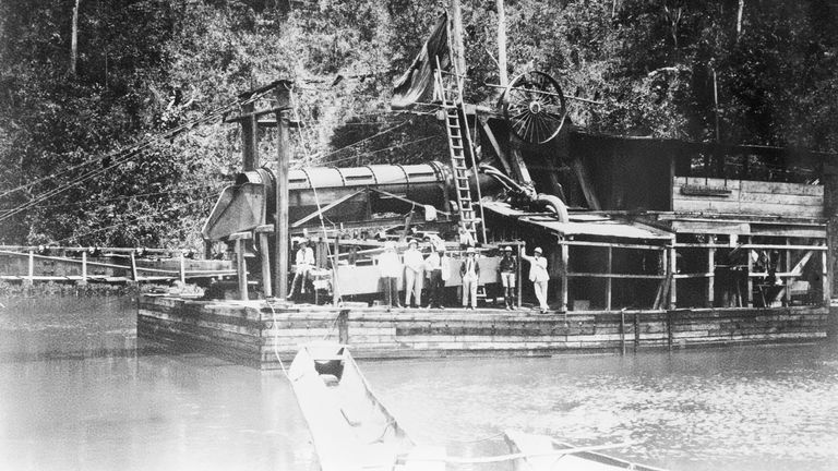 1900: Exploration de la région du Congo par des industriels belges souhaitant exploiter ses richesses
