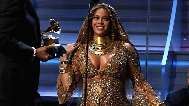 L'artiste d'enregistrement Beyonce accepte le prix du meilleur album contemporain urbain pour & # 39; Lemonade & # 39; sur scène lors du 59e GRAMMY Awards au STAPLES Center le 12 février 2017 à Los Angeles, Californie
