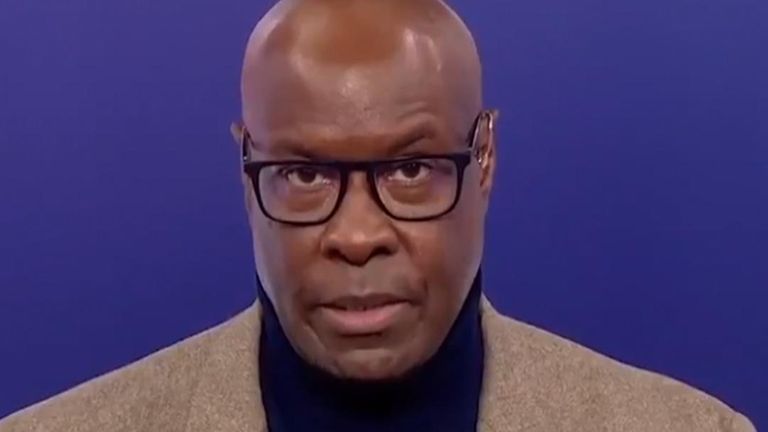Le présentateur de Sky Sports News, Mike Wedderburn, a cherché à expliquer aux téléspectateurs pourquoi dire «la vie des blancs est important» est considéré comme offensant.