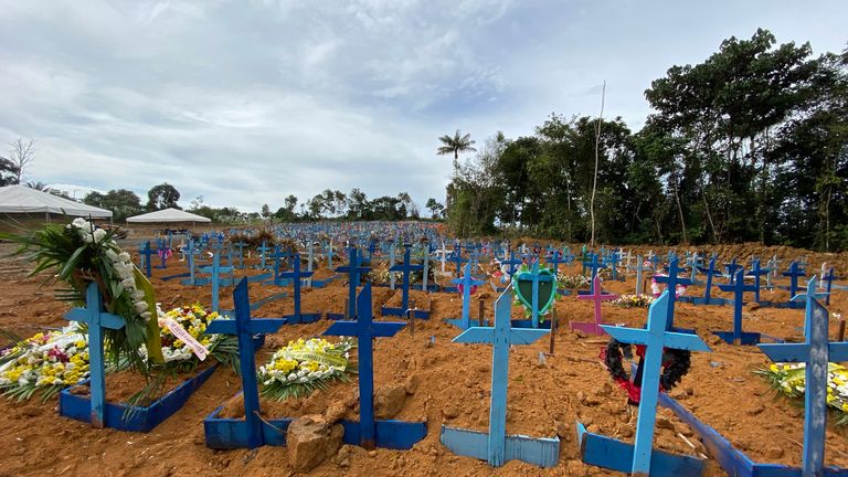 Un cimetière COVID-19 à Manuas, Brésil. 