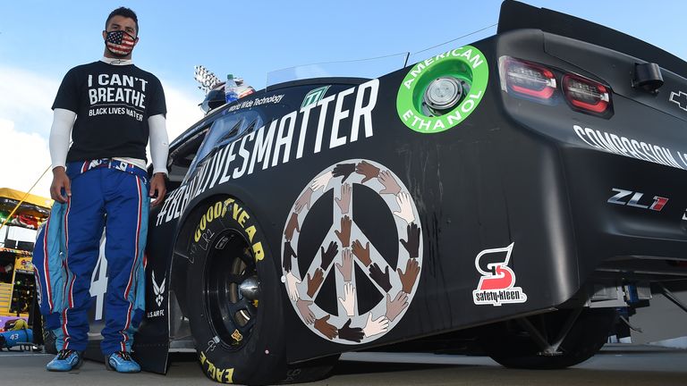 Bubba Wallace porte un t-shirt 